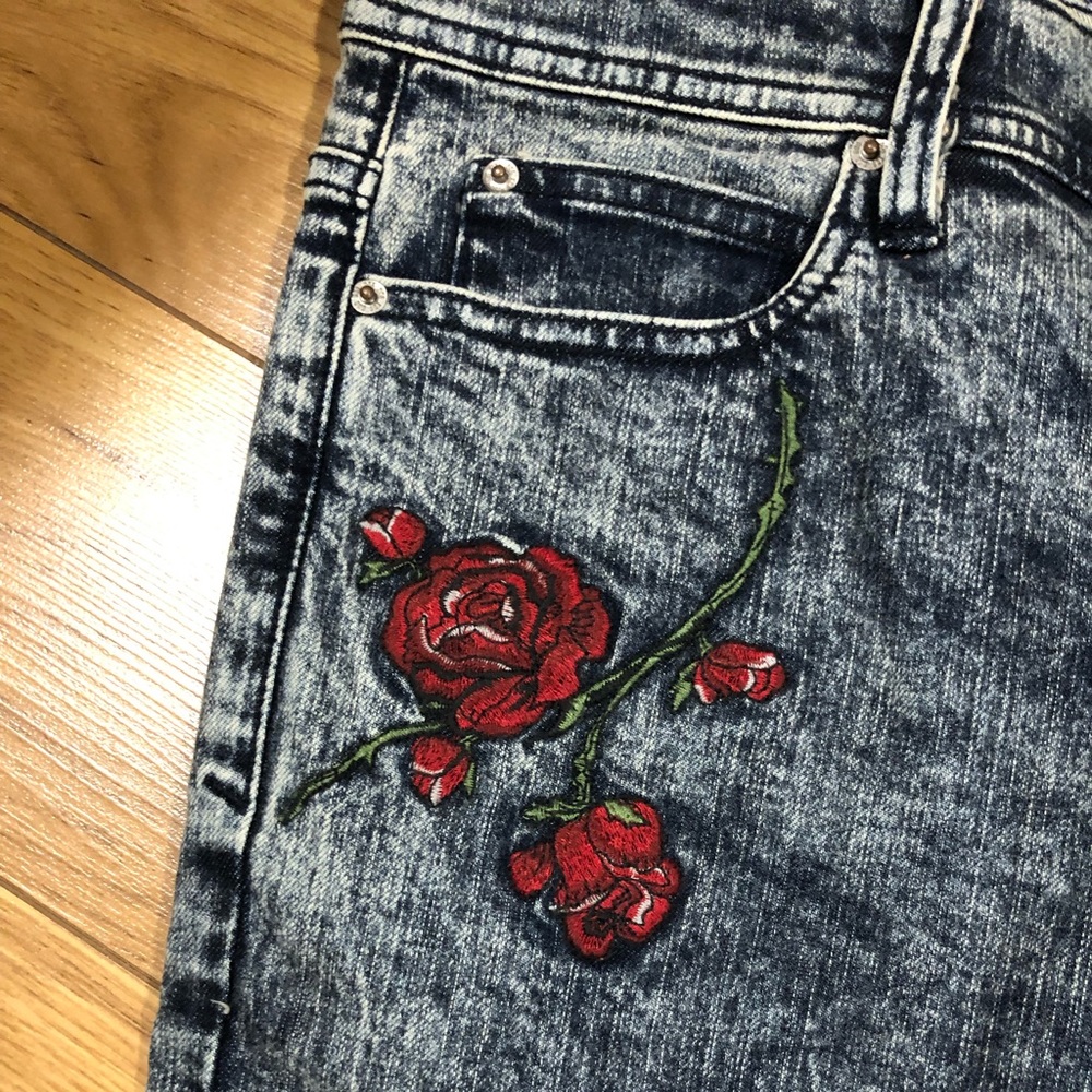 Jeans brodé fleurs